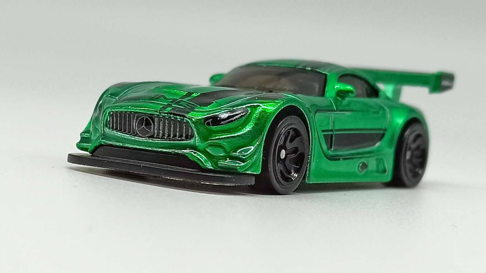 Hot Wheels id '16 Mercedes-AMG GT3 (GML21) 2021 Factory Fresh (03/04) spectraflame green front angle