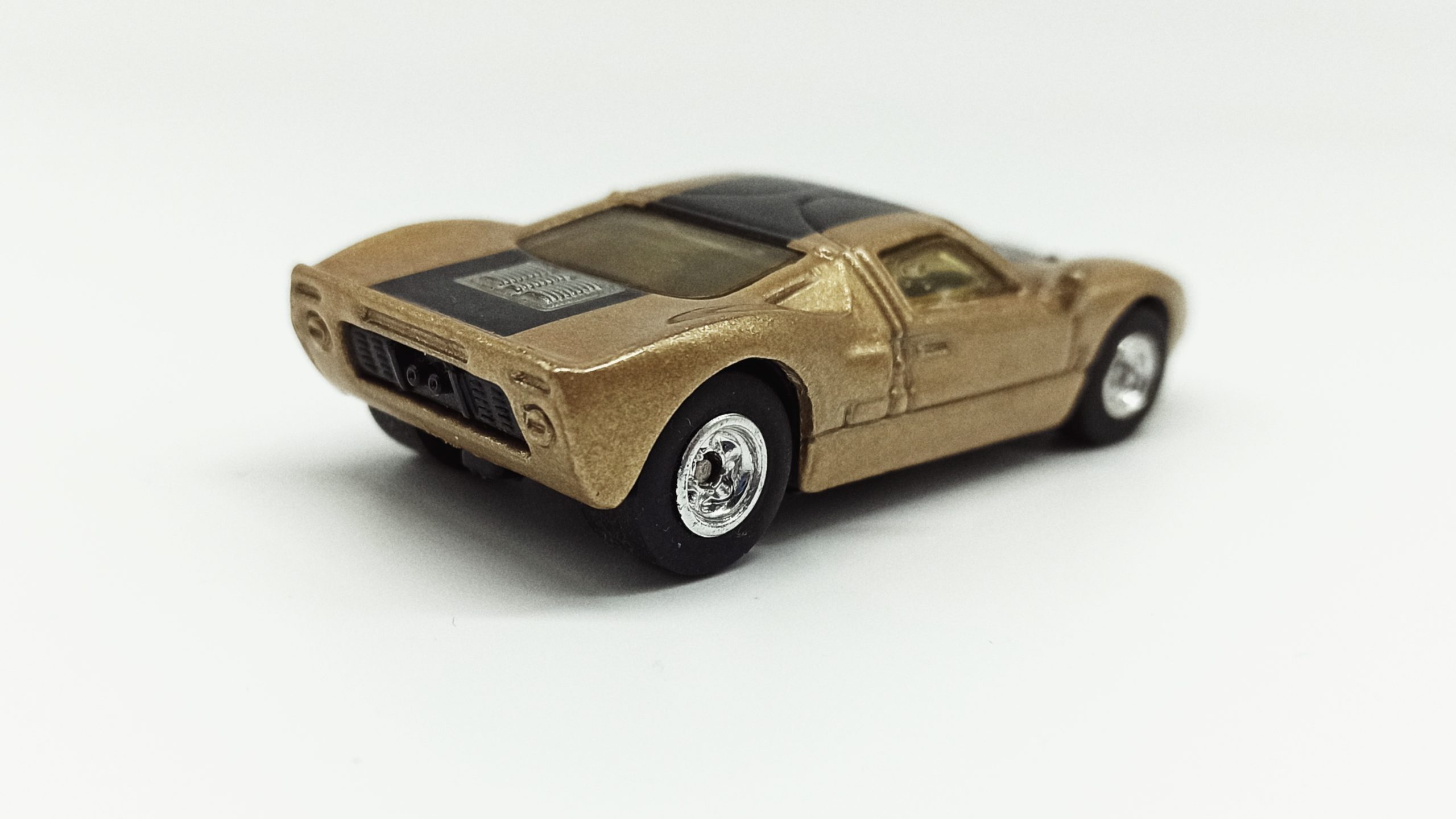 Hot Wheels Ford GT-40 (26381) 2000 59 Treasure Hunts (11/12) metalflake gold side angle