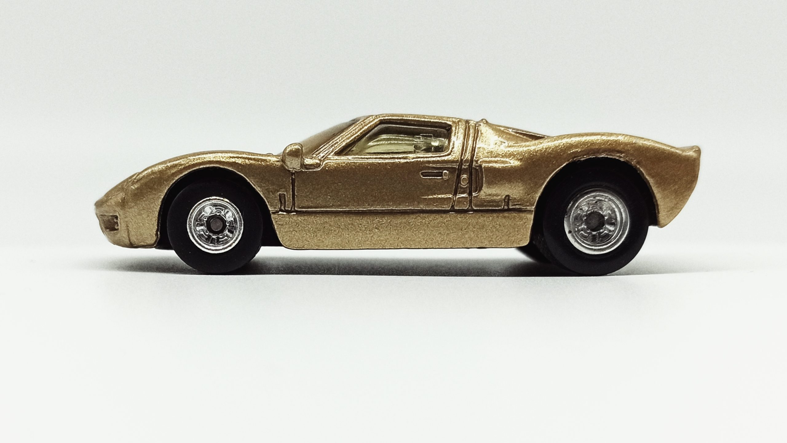 Hot Wheels Ford GT-40 (26381) 2000 59 Treasure Hunts (11/12) metalflake gold side