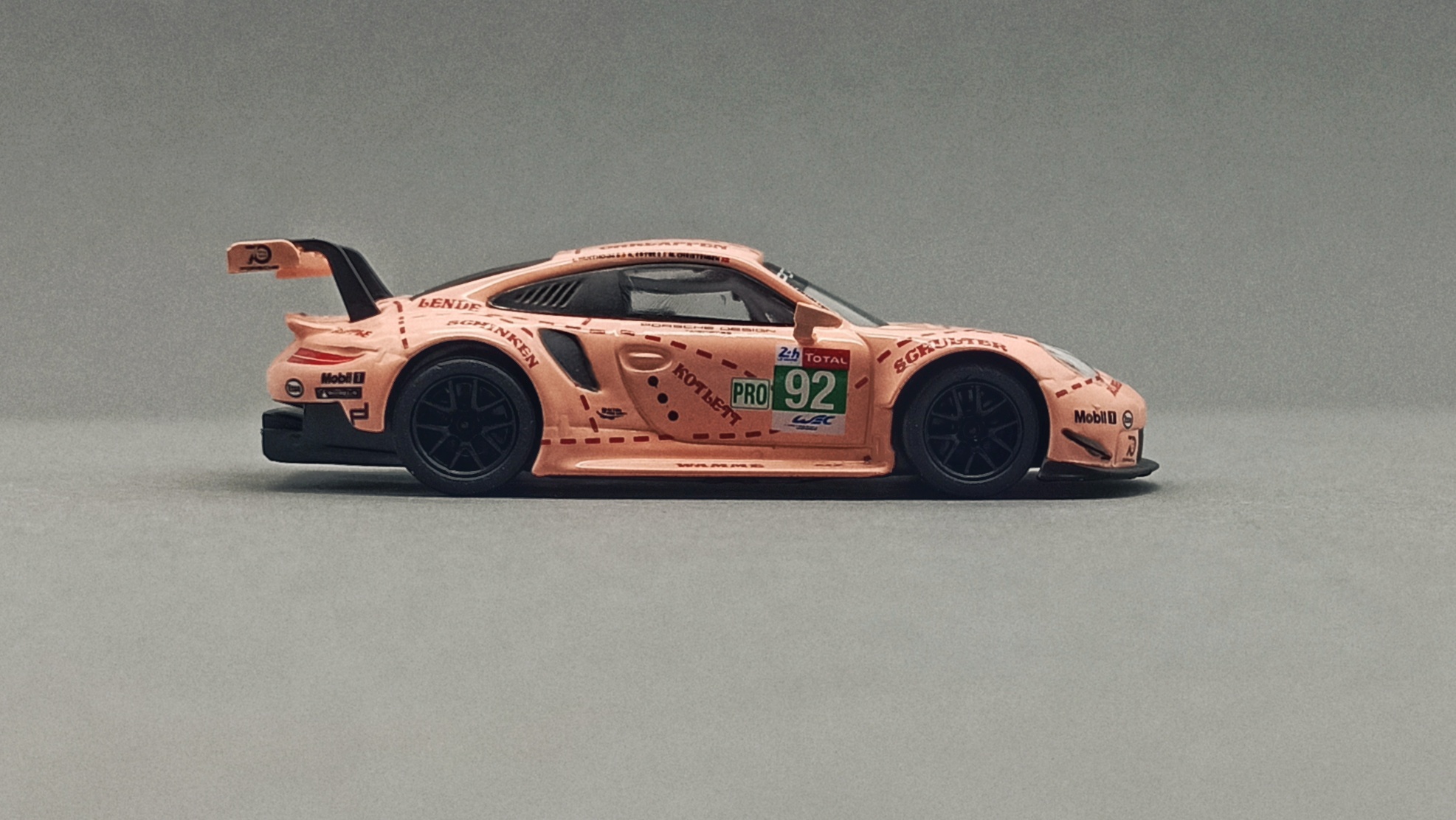 Spark Models Porsche 911 RSR (Y122) 2018 pink (pig tribute) Sparky side