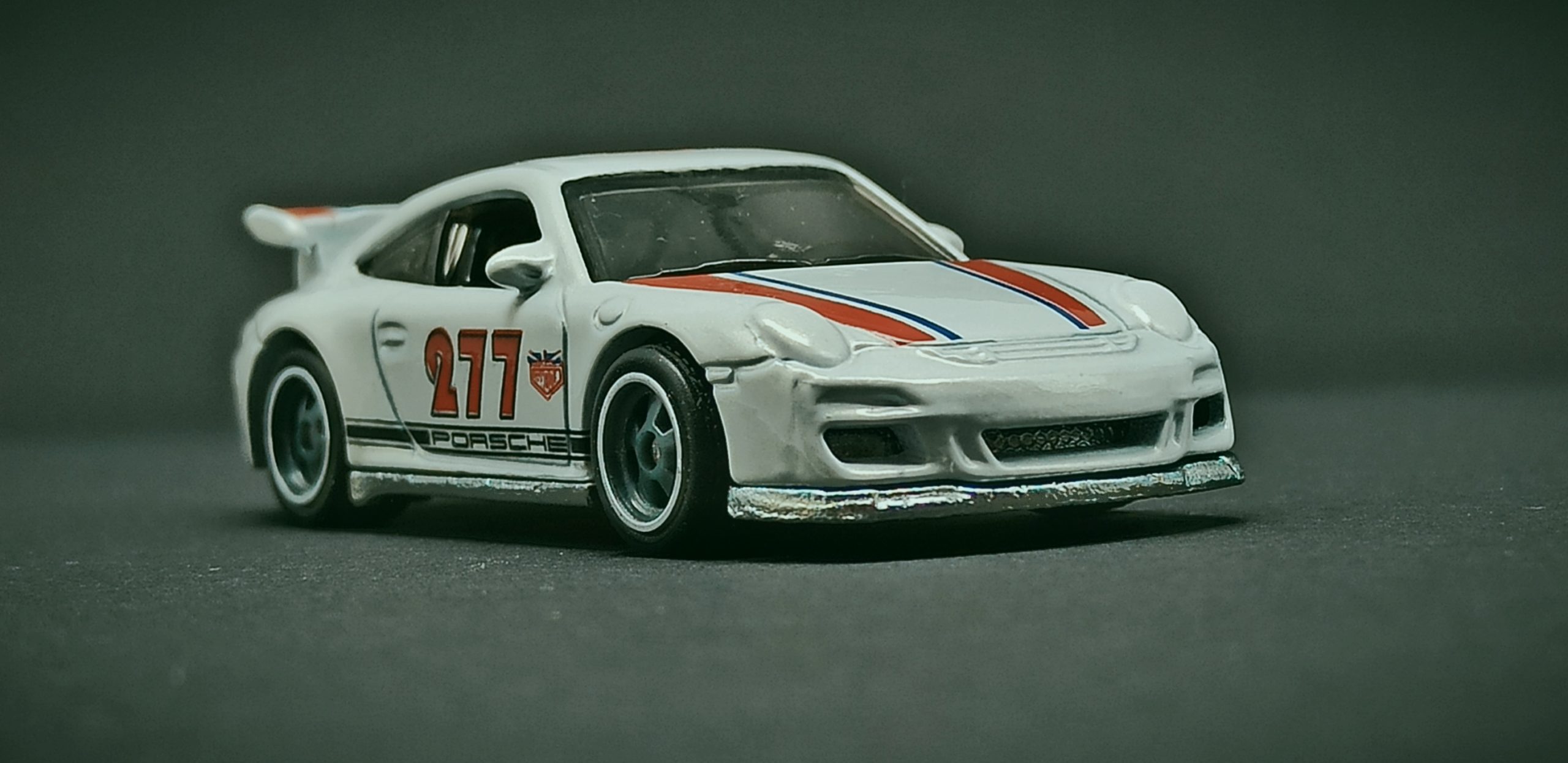 Hot Wheels Porsche 911 GT3 RS (2011 model) (DJF85) 2016 Car Culture: Euro Style (2/5) pearl white Magnus Walker Urban Outlaw front angle