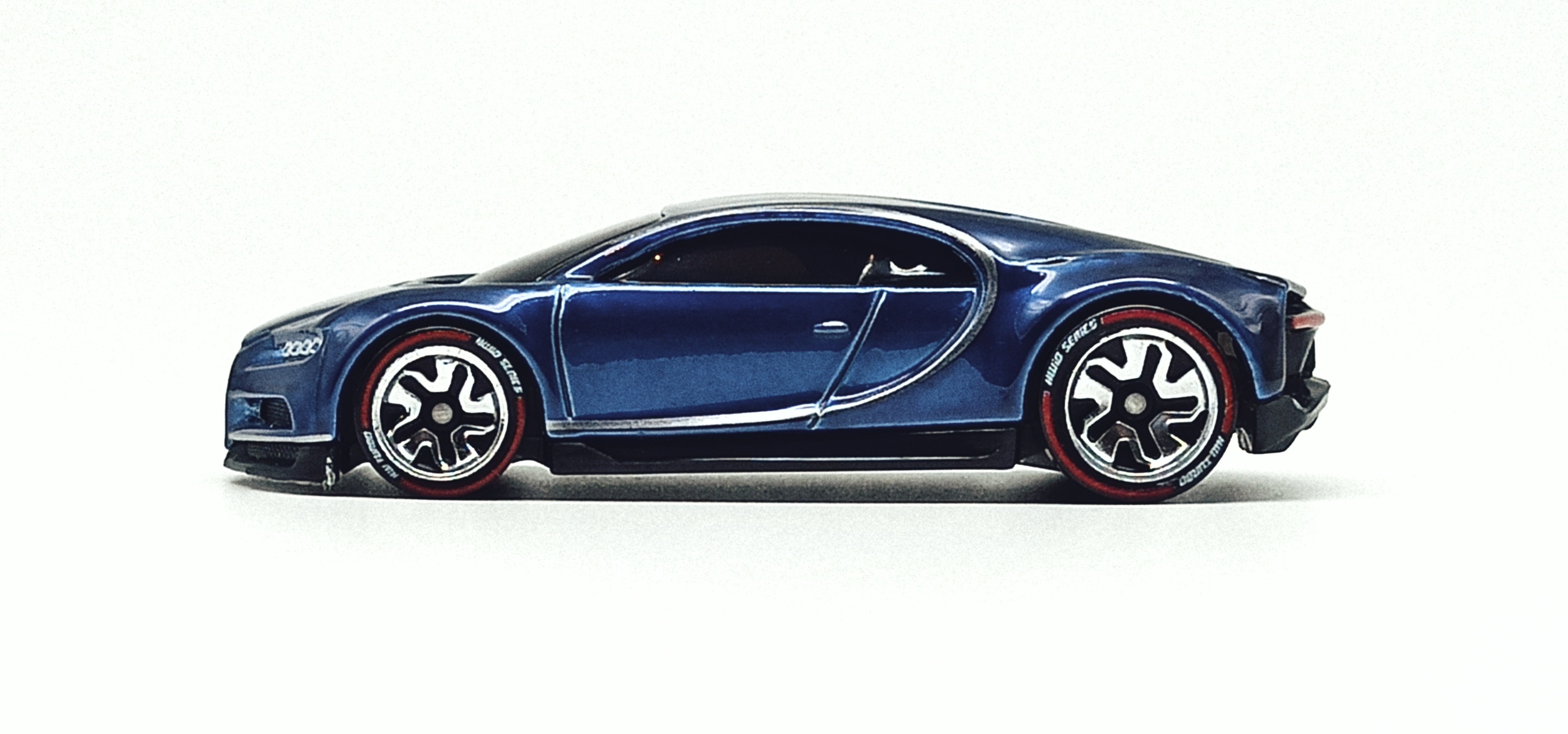Hot Wheels id '16 Bugatti Chiron (HBG00) 2021 HW Turbo (3/4) spectraflame blue side