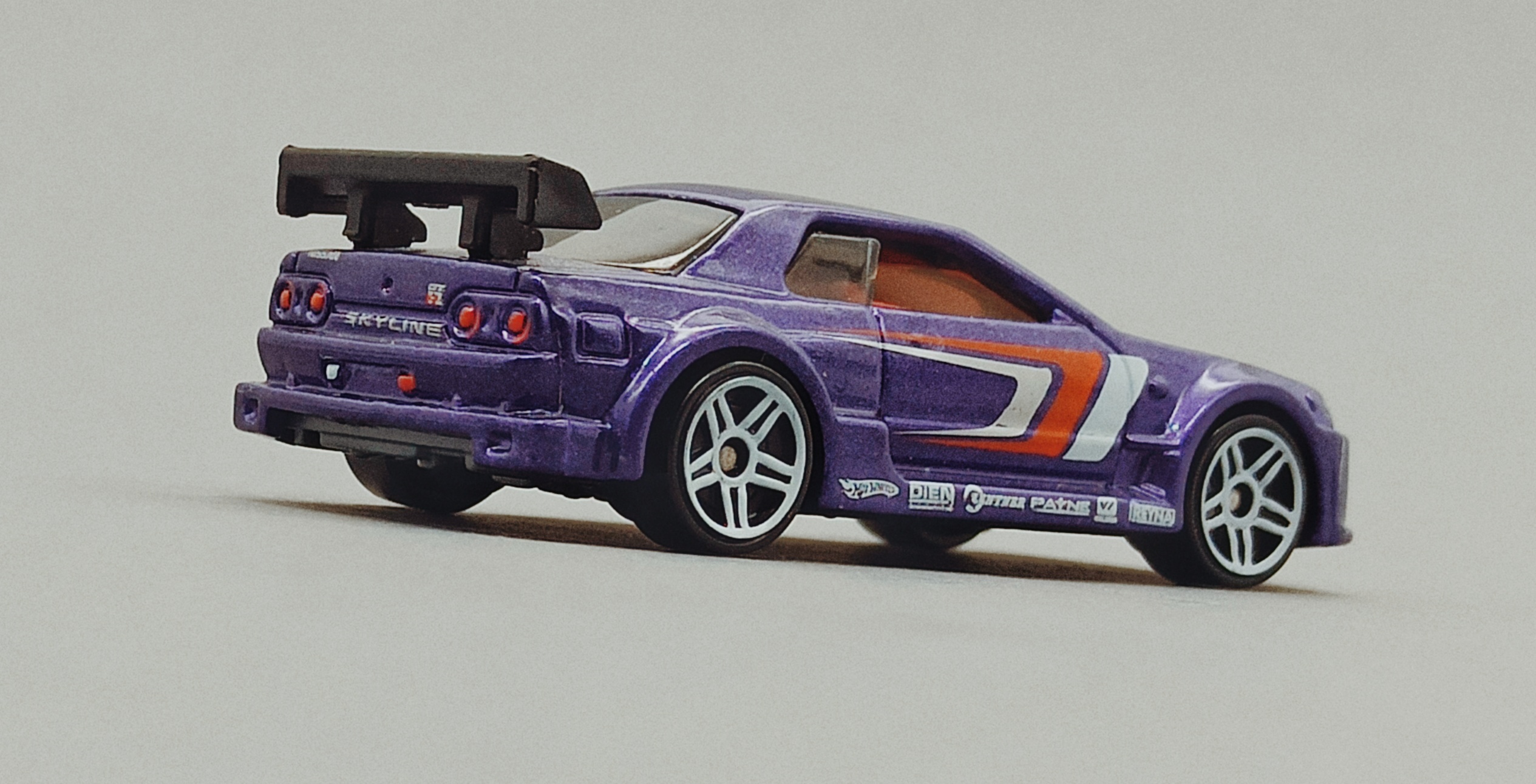 Hot Wheels Nissan Skyline (V0104) 2011 Racing Kits: Street Race (3/12) purple side angle