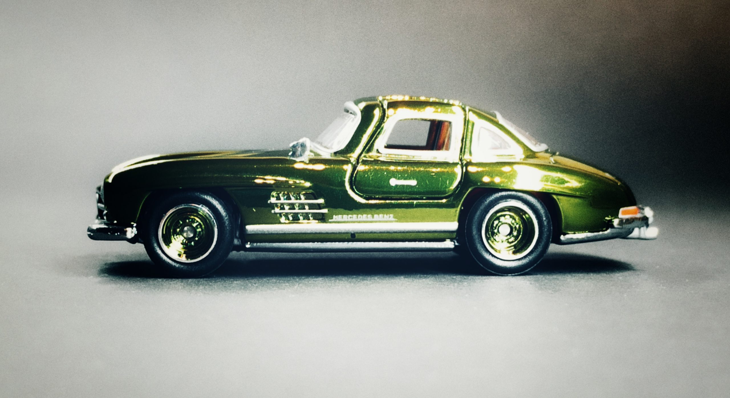 Hot Wheels '55 Mercedes-Benz 300 SL (GDF83) 2019 RLC Exclusive (1 of 12.500) spectraflame green side angle