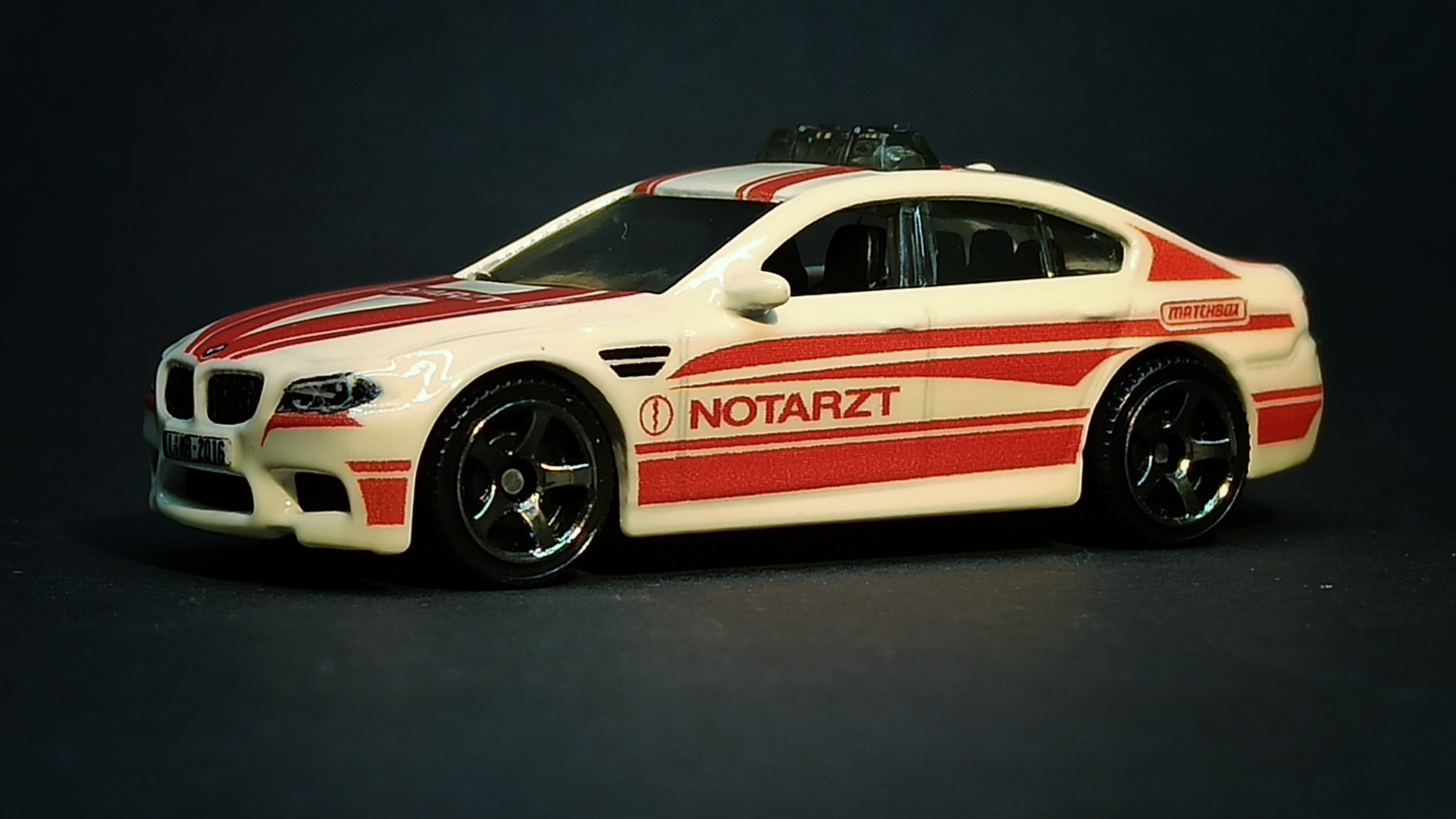 Matchbox BMW M5 Police 2016 Toy Fair "Modell Hobby Spiel" Leipzig white MBX Notarzt side angle