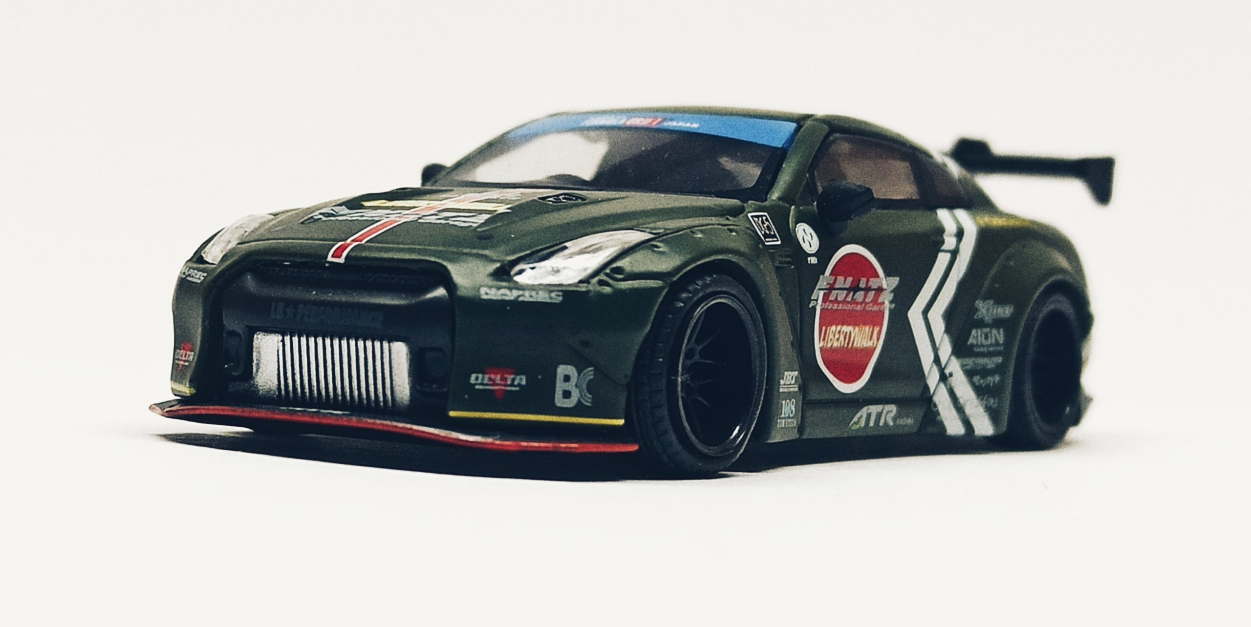 Mini GT Nissan GT-R (R35) (MGT00007-R) 2018 Liberty Walk LB★Works Type 1 Rear Wing ver 1 Zero Fighter Special (RHD) side angle