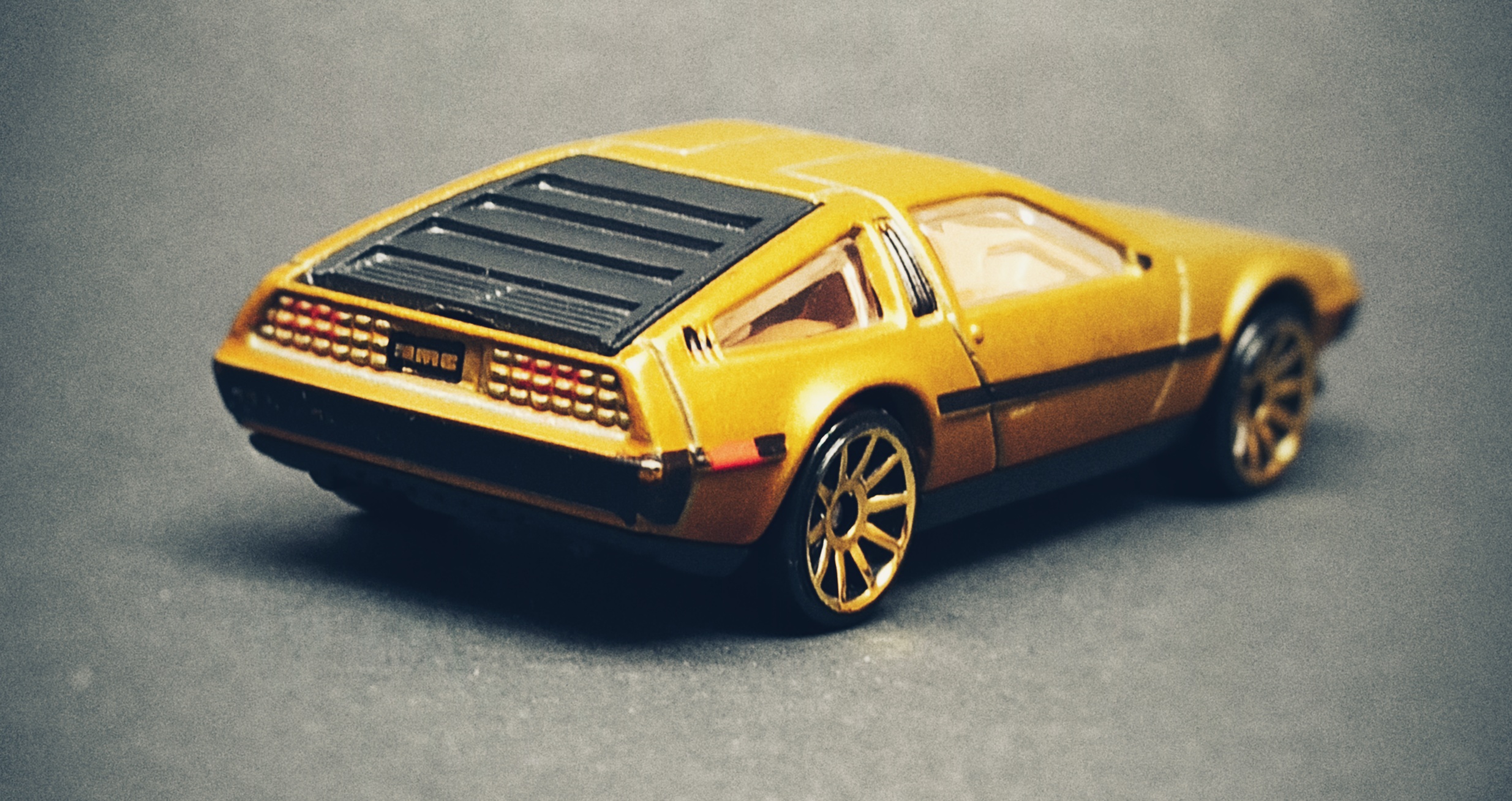 Hot Wheels '81 DeLorean DMC-12 (R0931) 2010 (15/240) New Models (15/44 satin gold