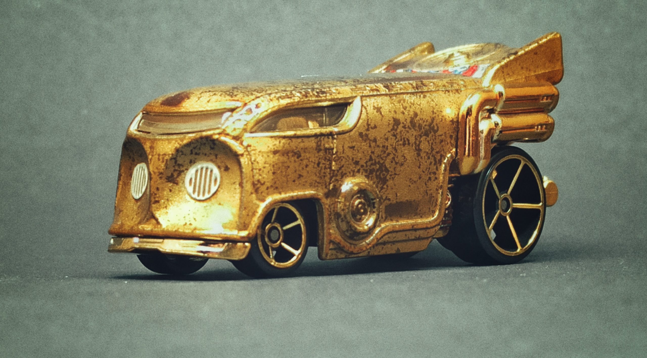 Hot Wheels C-3PO (VW Drag Bus) 2015-2018 Star Wars Character Cars (2-Packs) gold (rust)