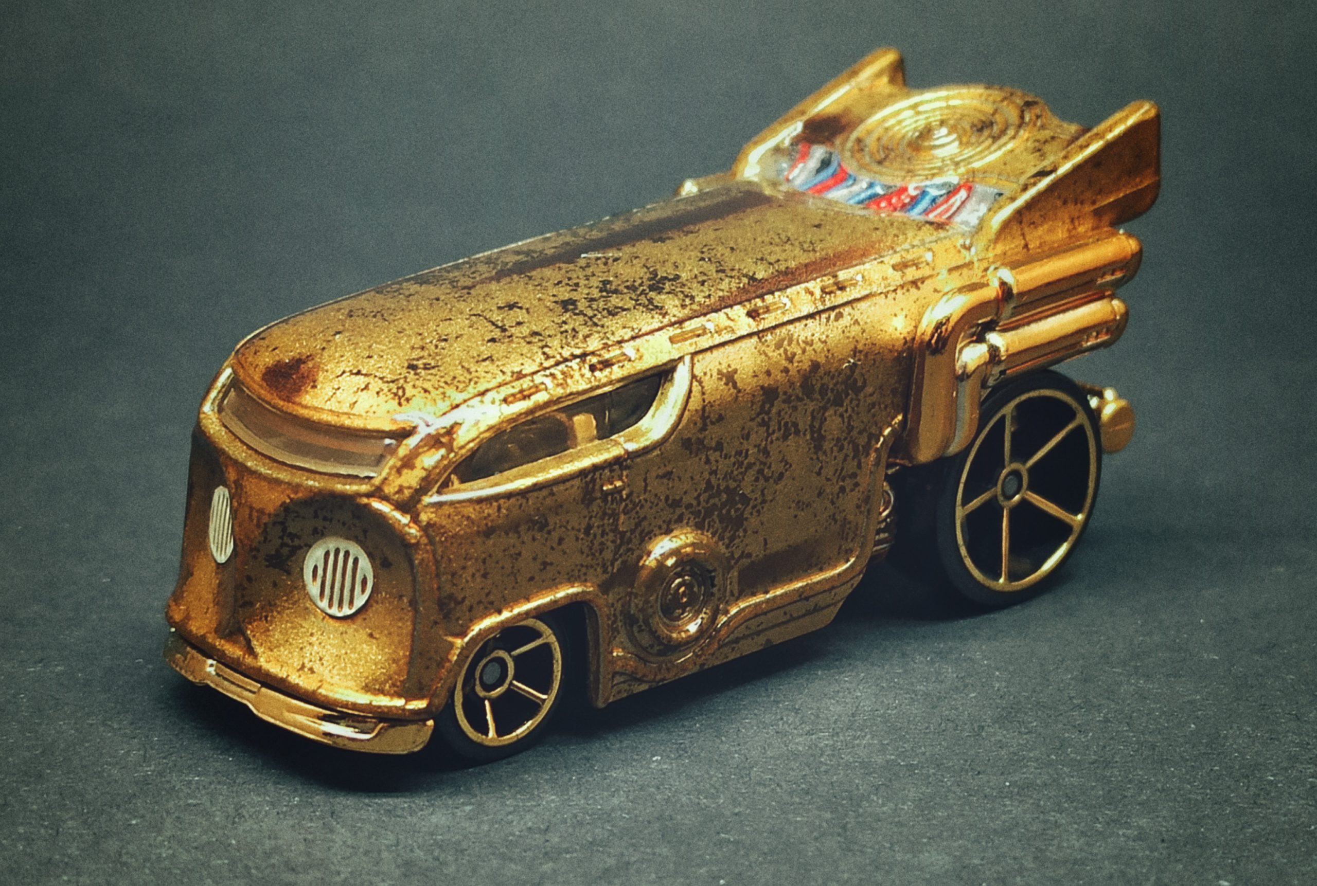 Hot Wheels C-3PO (VW Drag Bus) 2015-2018 Star Wars Character Cars (2-Packs) gold (rust)