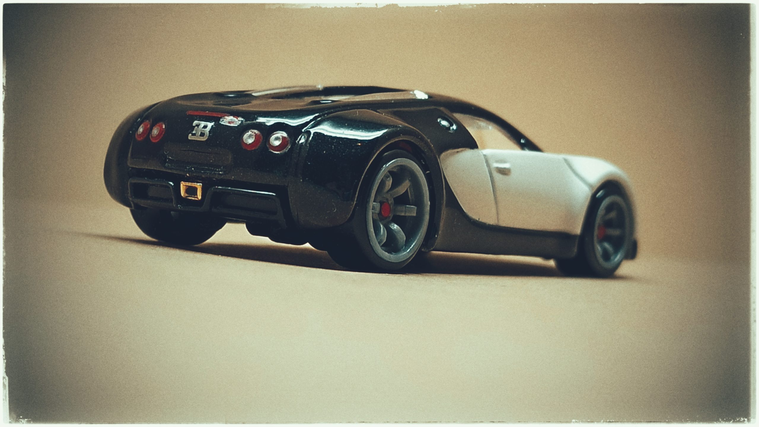 Hot Wheels Bugatti Veyron (R8483) 2010 Speed Machines black & white