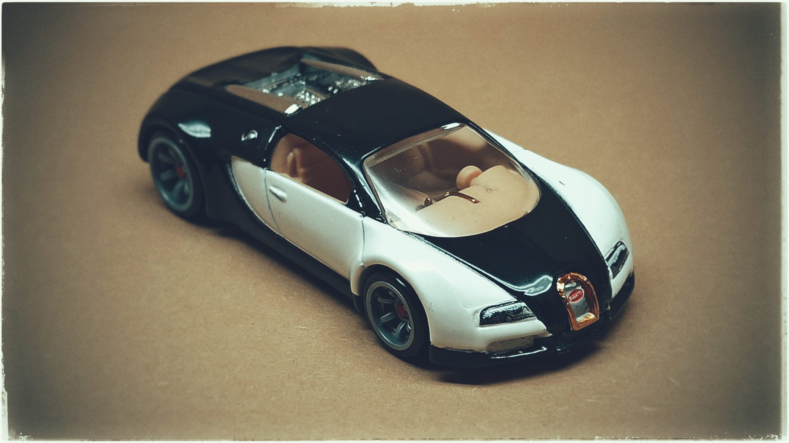 Hot Wheels Bugatti Veyron (R8483) 2010 Speed Machines black & white