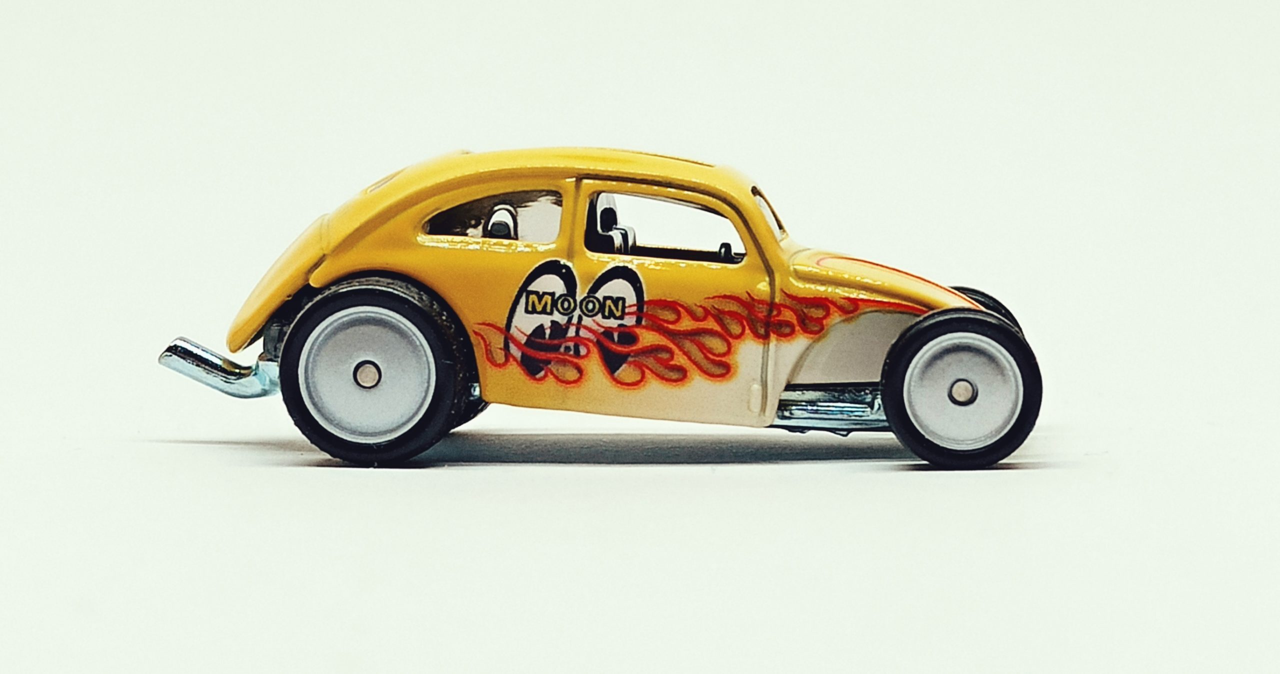 Hot Wheels Custom Volkswagen Beetle (HBM01) 2021 Volkswagen Car Culture 2-Pack yellow (Mooneyes)