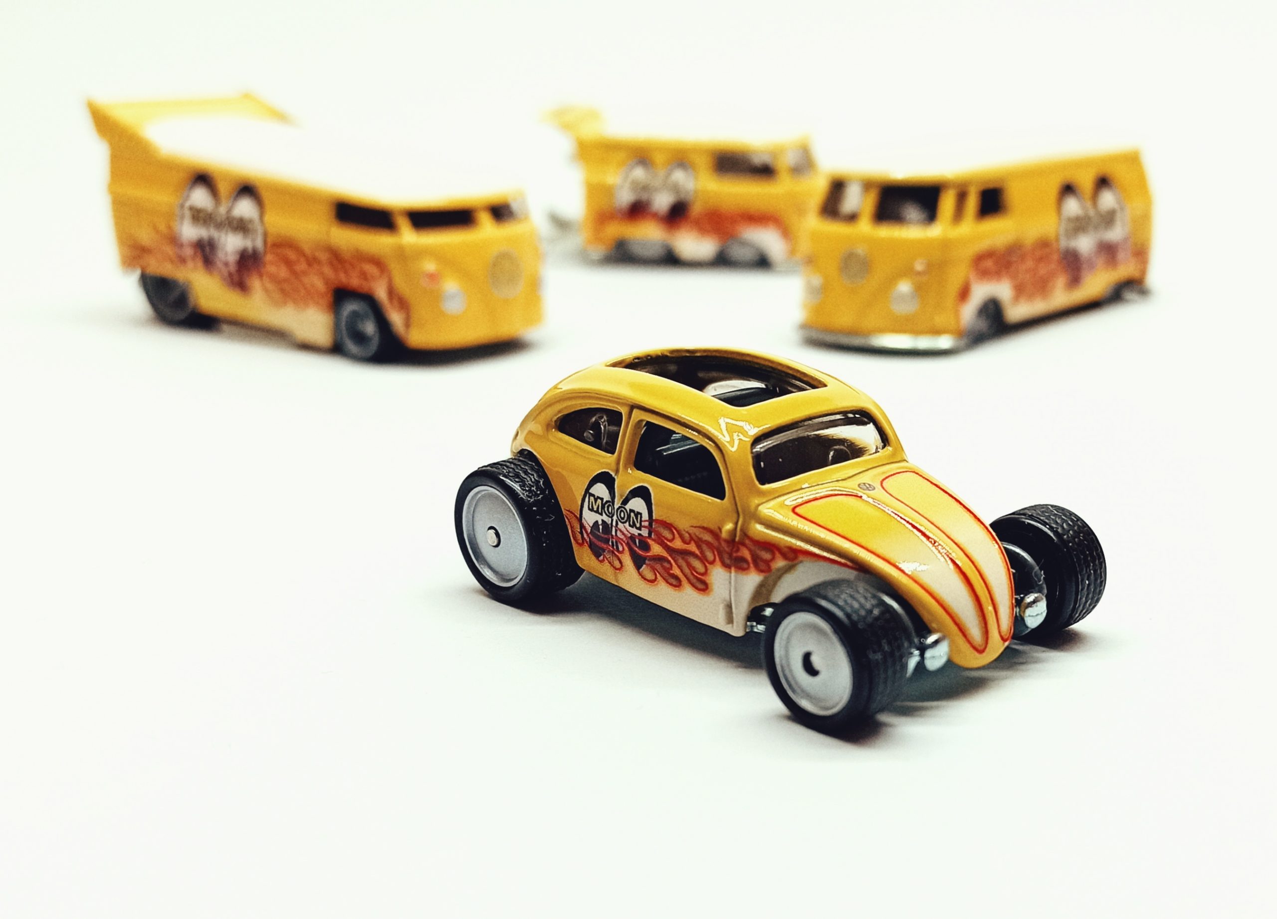 Hot Wheels Custom Volkswagen Beetle (HBM01) 2021 Volkswagen Car Culture 2-Pack yellow (Mooneyes)