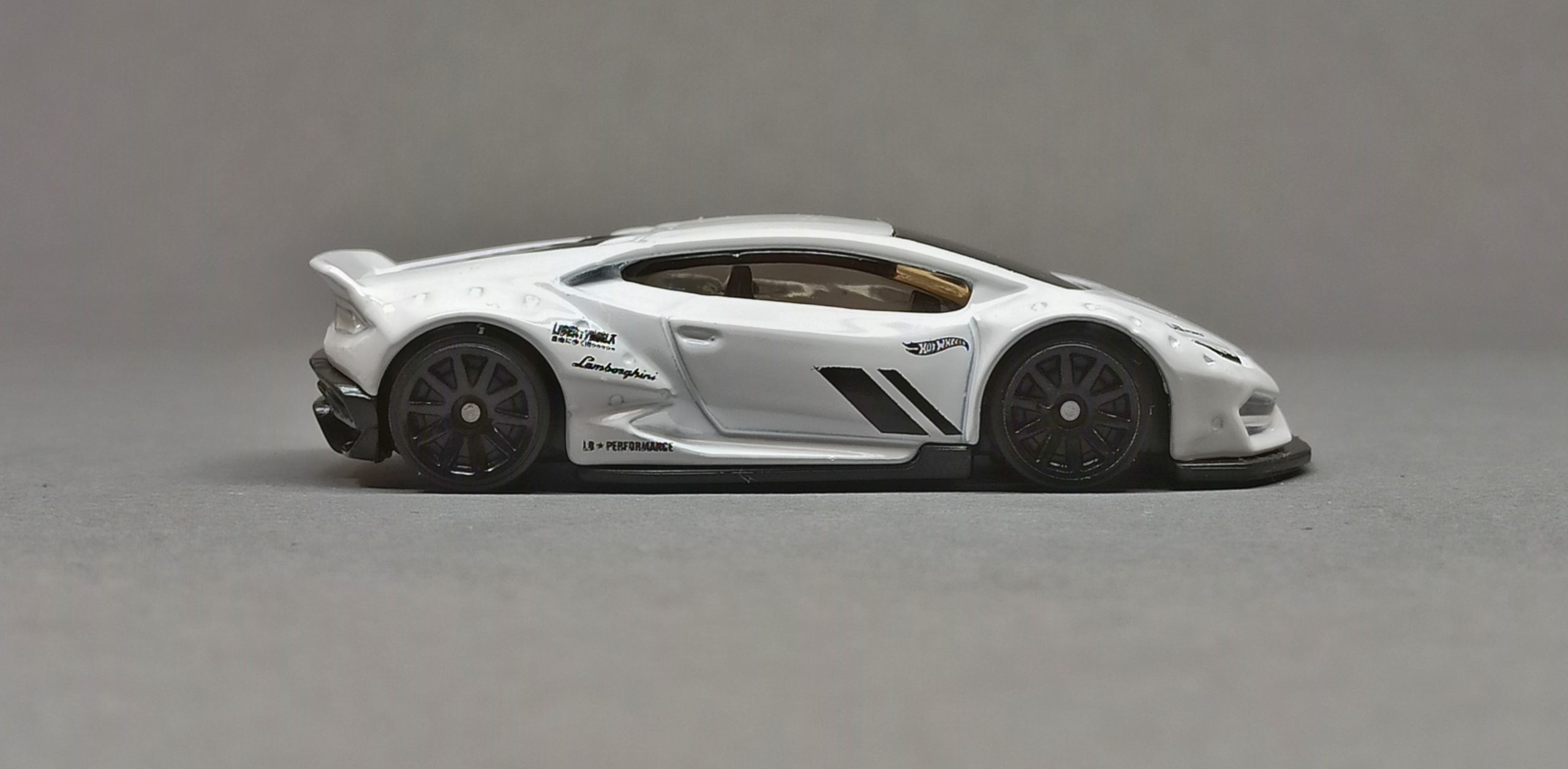 Hot Wheels LB-WORKS Lamborghini Huracán Coupé (HCT97) 2022 (172/250) HW Exotics (3/10) white