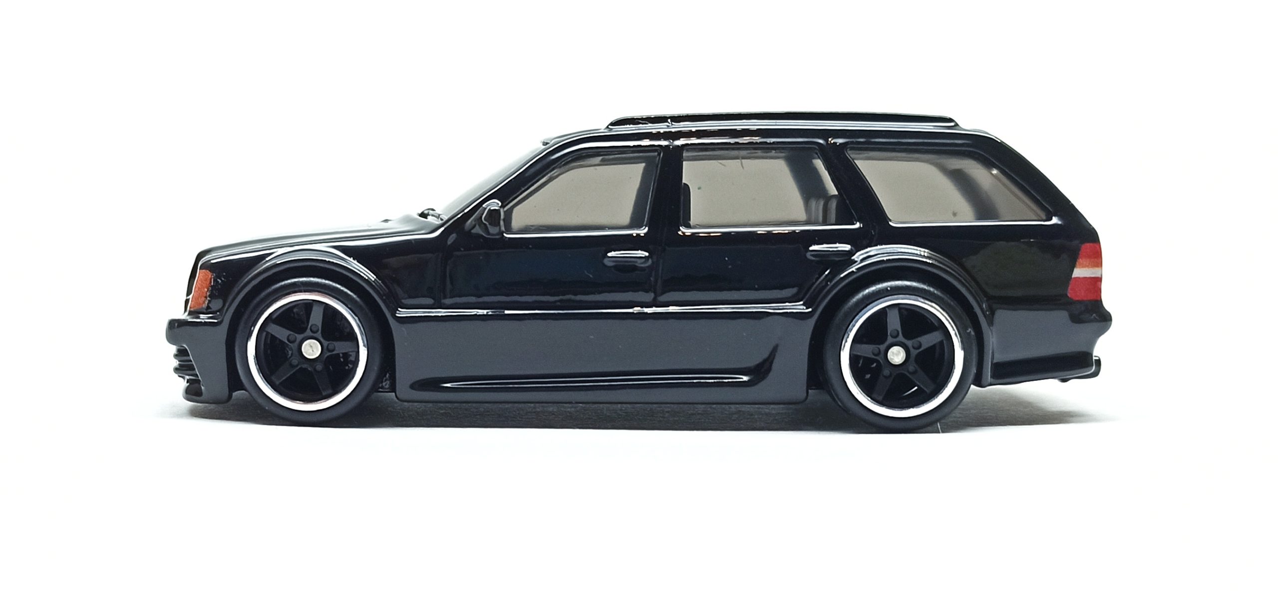 Hot Wheels Mercedes-Benz AMG E 36 Estate Special Edition (HCR05) 2022 Boulevard #60 glossy black