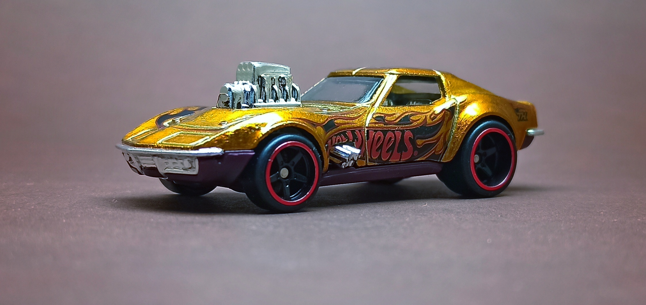 Hot Wheels '68 Corvette - Gas Monkey Garage (HKL10) 2023 (139/250) HW Dream Garage (5/5) spectraflame gold Super Treasure Hunt (STH)