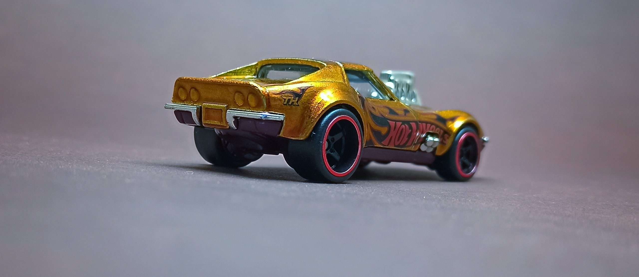 Hot Wheels '68 Corvette - Gas Monkey Garage (HKL10) 2023 (139/250) HW Dream Garage (5/5) spectraflame gold Super Treasure Hunt (STH)