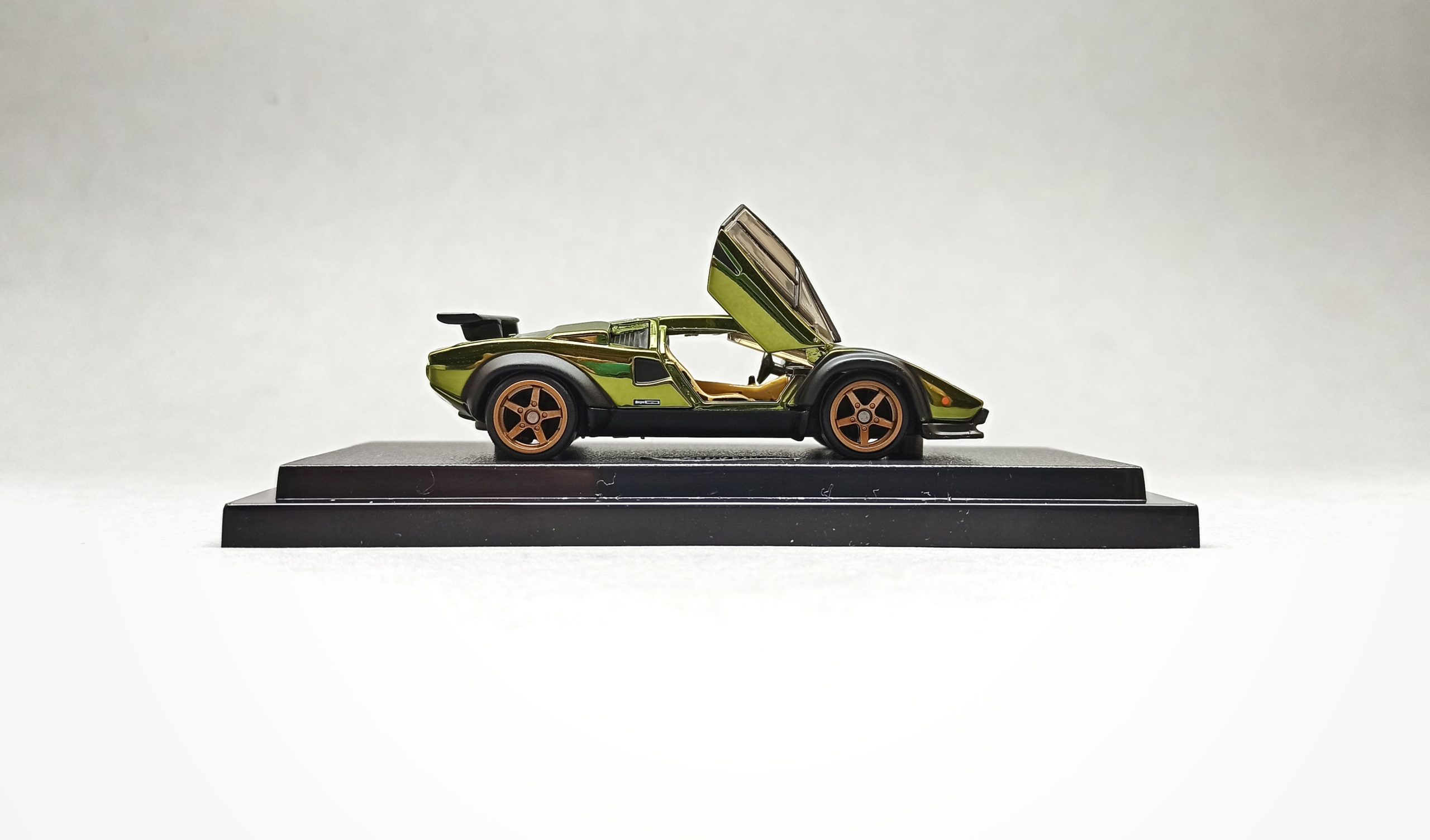 Hot Wheels '82 Lamborghini Countach LP500 S (HGW20) 2022 RLC Exclusive Release Redline Club spectraflame olive green